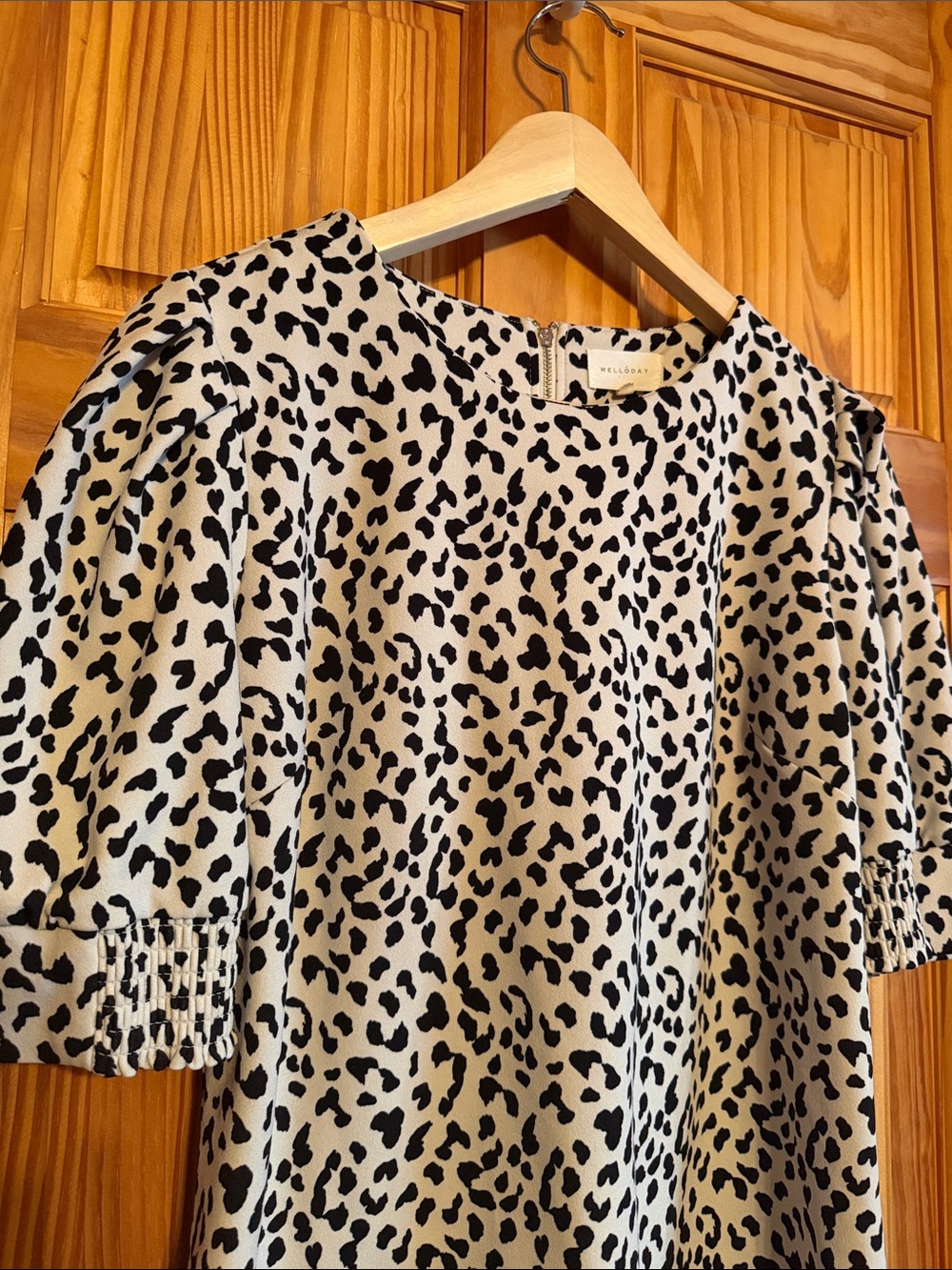 MELLODAY Black and White Leopard Puff Sleeve Blouse - Picture 3 of 11